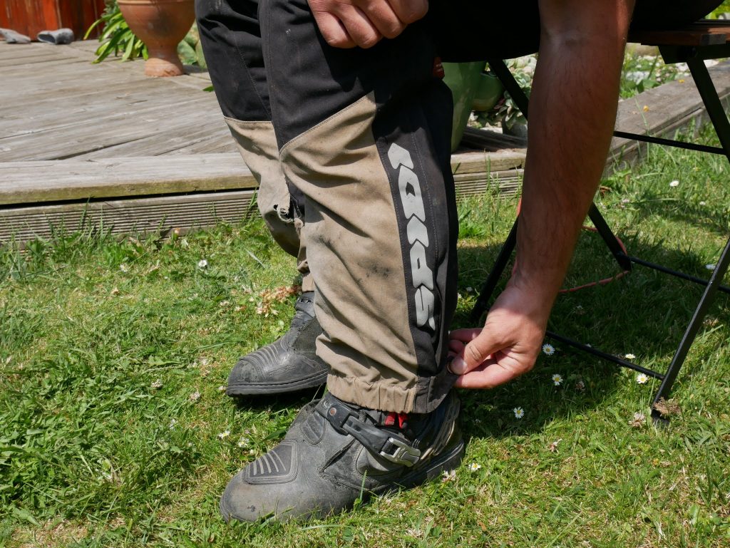 Le pantalon est bien conçu et dispose de nombreux ajustements