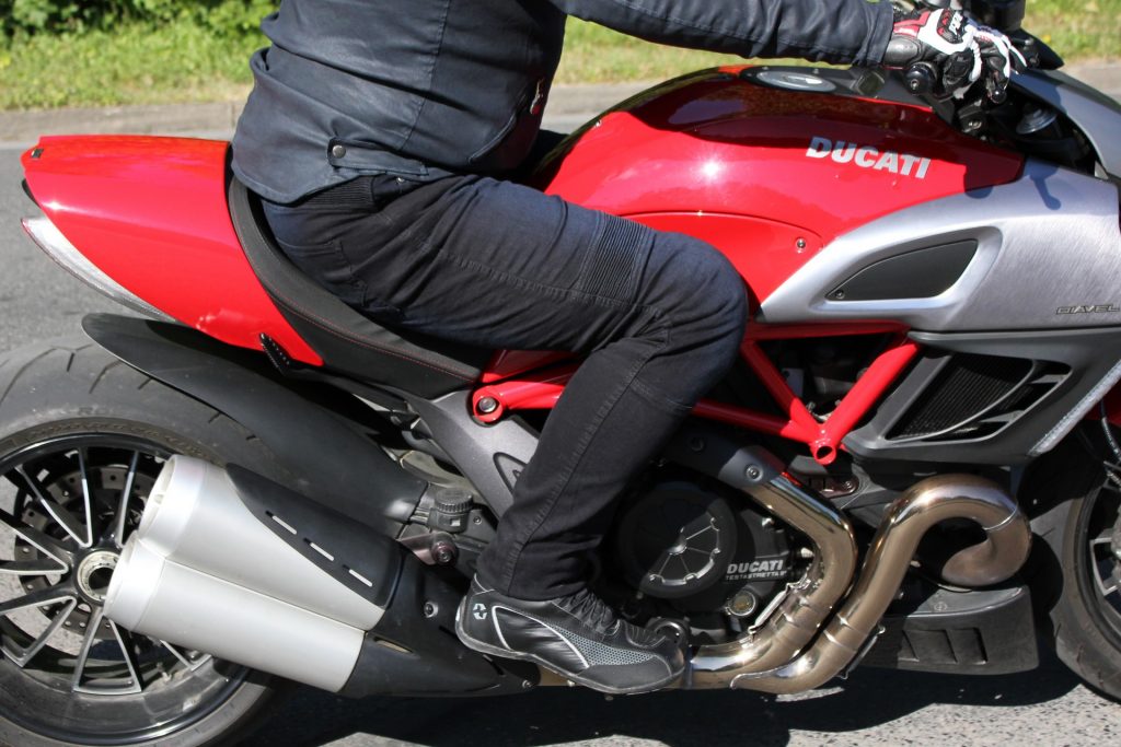 Jean DXR Boost et Ducati Diavel sur la route