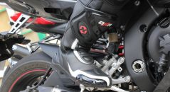 DXR Code - vue avant droite avec pantalon Dainese yamaha R6