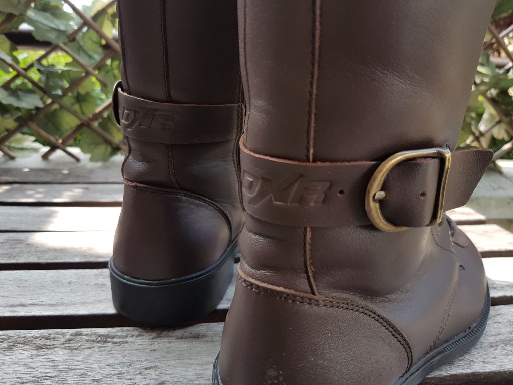 Détails de finition. La boucle recouvre un renfort de malléole.