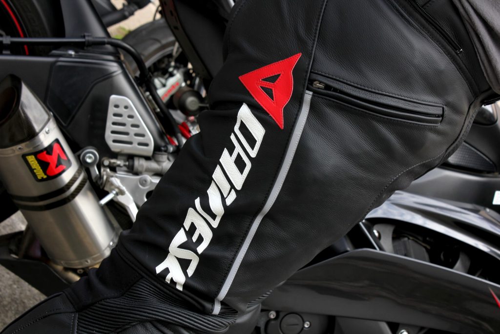 Dainese Delta Pro C2 – détail cuisse, logo et poches