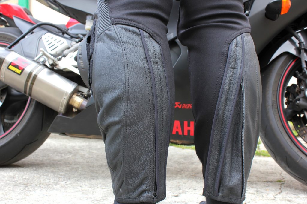 Dainese Delta Pro C2 – fermeture zip aux mollets et réglage largeur