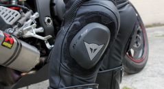 Détail des sliders amovibles du Dainese Delta Pro C2