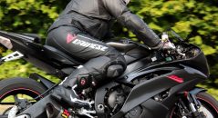 Essai du pantalon Dainese Delta Pro C2 avec les bottes DXR Codes et le blouson Dainese Avro C2 sur Yamaha YZF-R6