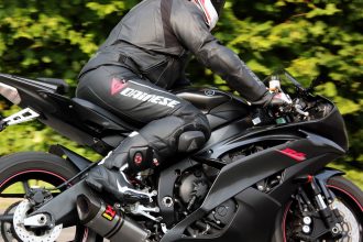 Essai du pantalon Dainese Delta Pro C2 avec les bottes DXR Codes et le blouson Dainese Avro C2 sur Yamaha YZF-R6