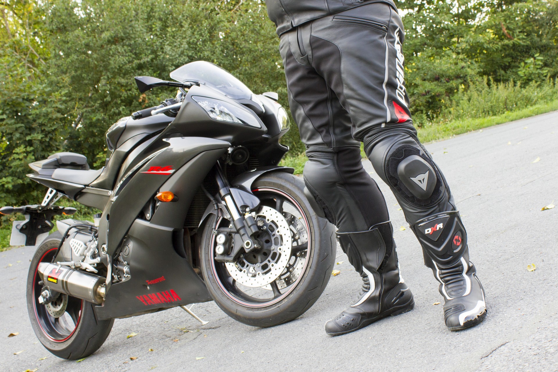 Pantalon Dainese Delta Pro C2, bottes DXR Code et Yamaha YZF-R6
