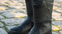 Les Gaerne black rose goretex sont l’accessoire indispensable lorsque l’on est sur une moto. Elles sont faciles à enfiler, maintiennent et protègent les articulations sensibles tout en étant restant féminines et confortables.