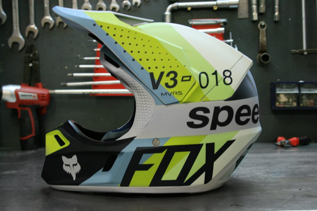 Le casque cross Fox V3 fait le plein d’innovations pour votre protection et votre confort en course !