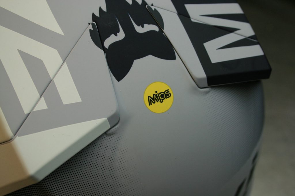 Logo du système MIPS sur un casque moto cross enfant FOX
