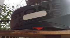 Close-up du mécanisme de l'écran solaire du casque Astone GT 900