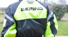 Le fluo rend la combi Bering Iwaki très visible, de face comme de dos