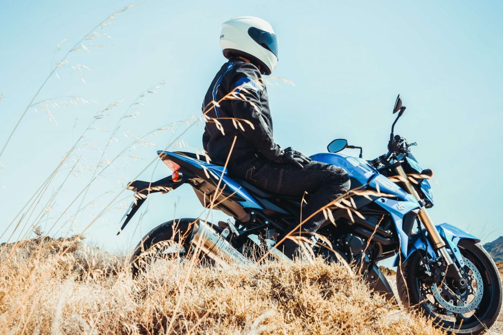 Motard en pause dans la campagne