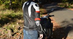 Blouson Rev'It Replica, un cuir sportif et protecteur