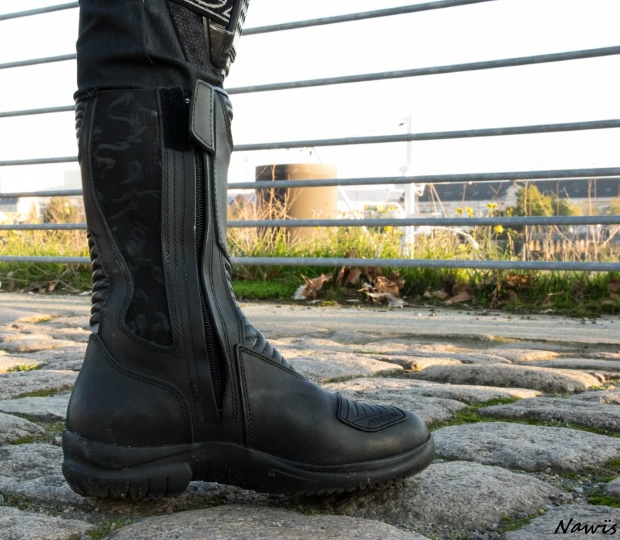 Essai des bottes Gaerne Black rose Goretex par Laura, jeune motarde !