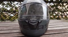 Vu de face, le casque Astone GT 900 fait valoir son écran bien large. Vous avez dit sale ?