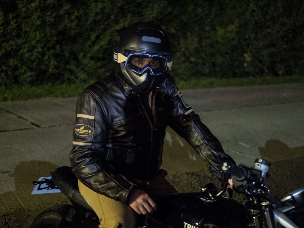 Photo devant le relais motard « La Cloute » à moins de 10 degrés en blouson en cuir Helstons Benji Fender.