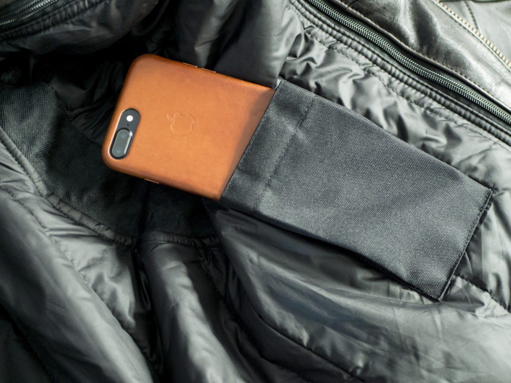 Un iPhone 7 Plus dans la poche intérieure gauche de la doublure du Helstons Benji Fender