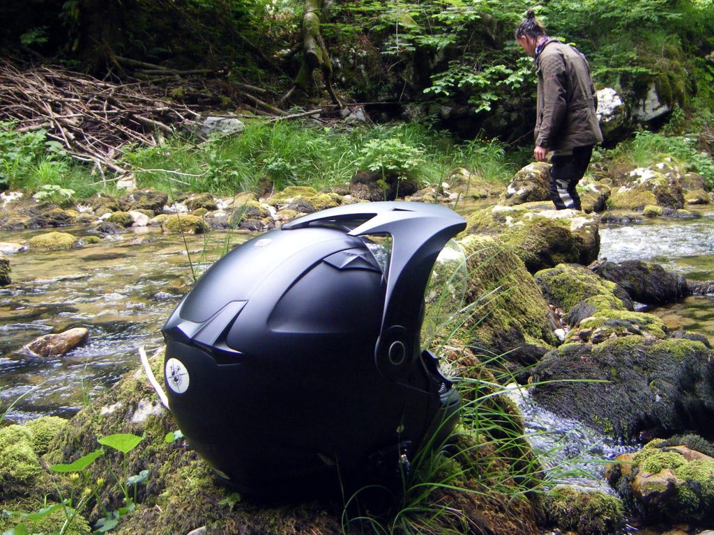 Le déflecteur d’air, les ventilations ainsi que les grilles d’aération confèrent à ce casque un look soigné