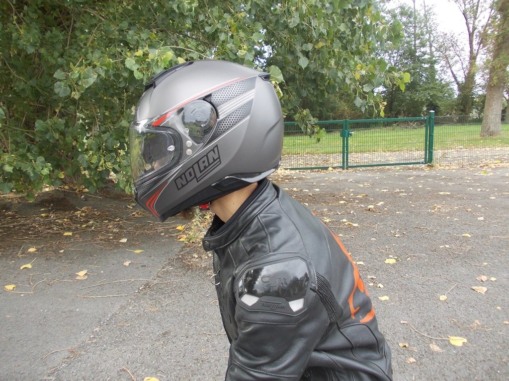 Le maintien est optimal et le casque ne bouge pas.