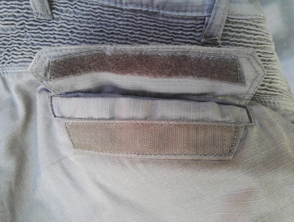 Une poche arrière et son velcro – pantalon moto DXR Rust