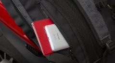 Une petite pochette zippée est située à la base du dos, idéale pour vos papiers et votre téléphone
