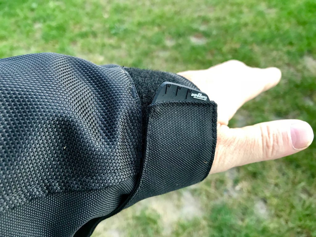 La patte de serrage au poignet avec un bon gros velcro robuste