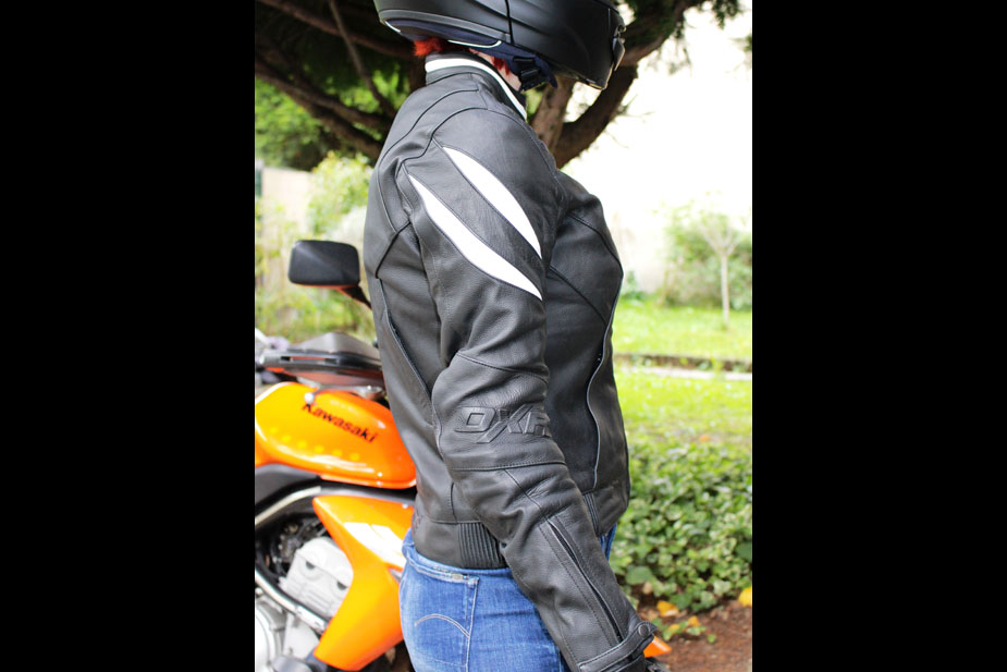 Blouson de moto roadster pour femme Diva Racer de DXR debout de profil