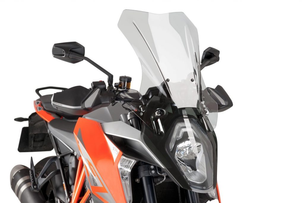 Moto KTM équipée d'une bulle haute