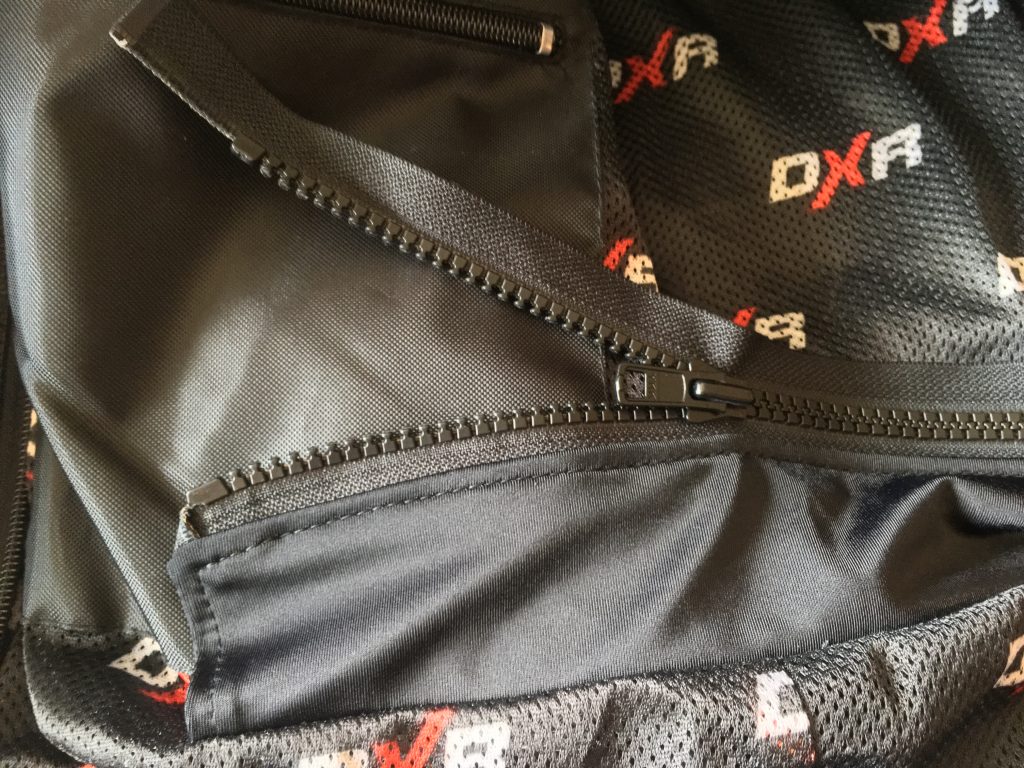 Le zip de raccordement au pantalon du DXR Dynamic