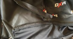 Le zip de raccordement au pantalon du DXR Dynamic