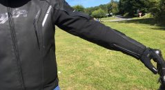 La longueur des manches est parfaite sur le blouson cuir DXR Dynamic