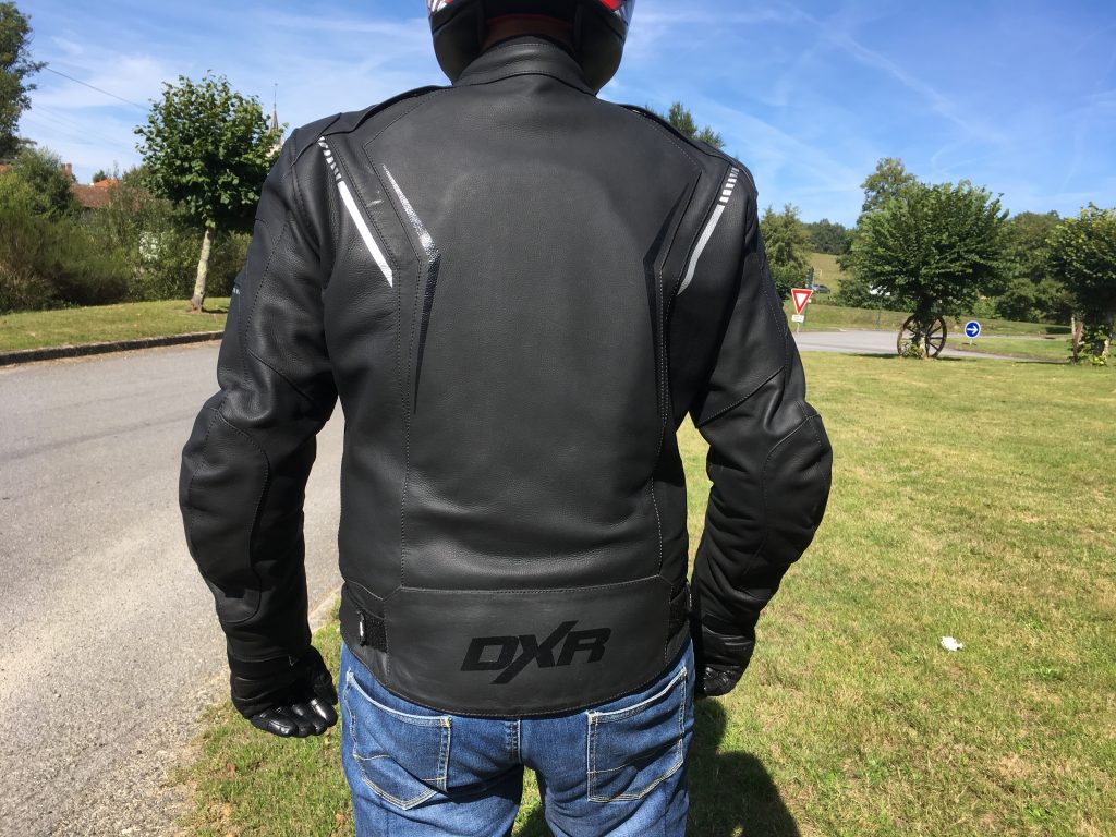 Le bas du dos reste bien couvert sur le blouson cuir DXR Dynamic