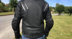 Le bas du dos reste bien couvert sur le blouson cuir DXR Dynamic