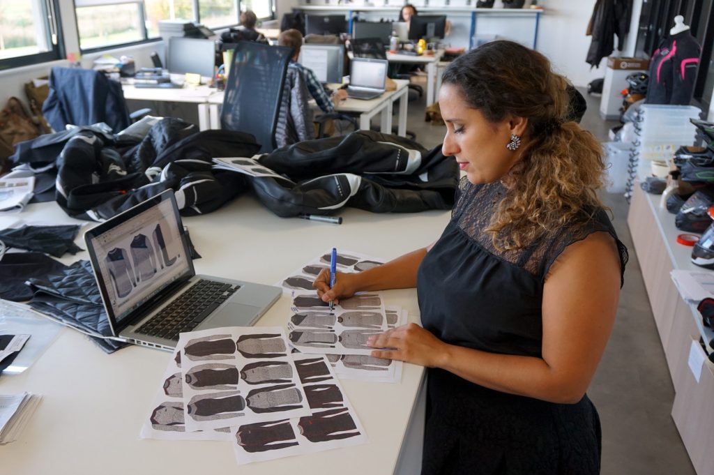 Esmeralda, designer pour DXR, à l’œuvre dans le bureau d’étude installé dans nos locaux de Carvin (62)