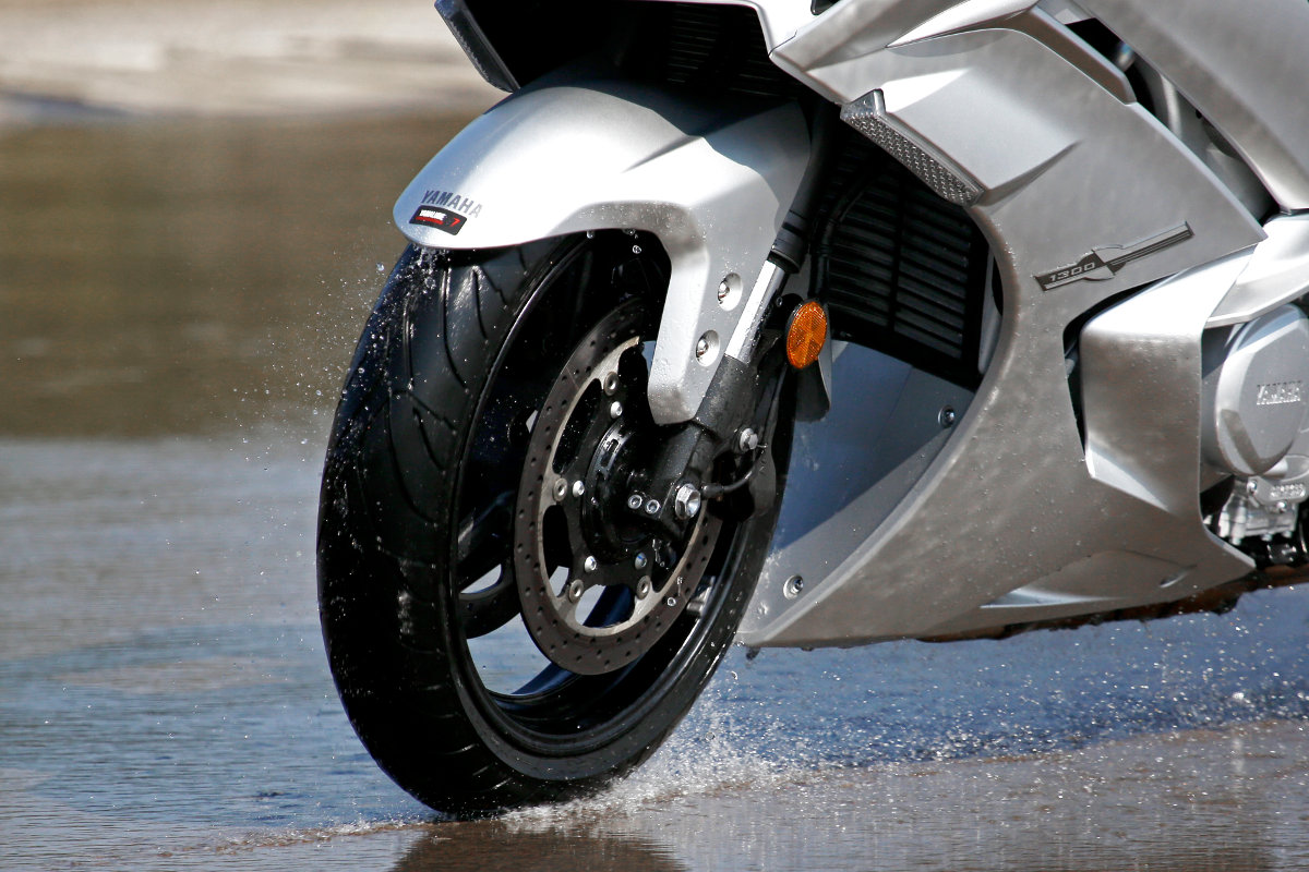 Rouler à moto sous la pluie