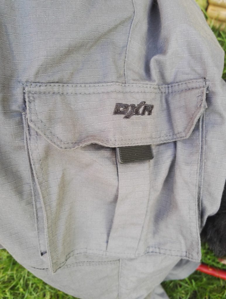 Une poche cargo sur le pantalon moto DXR Rust
