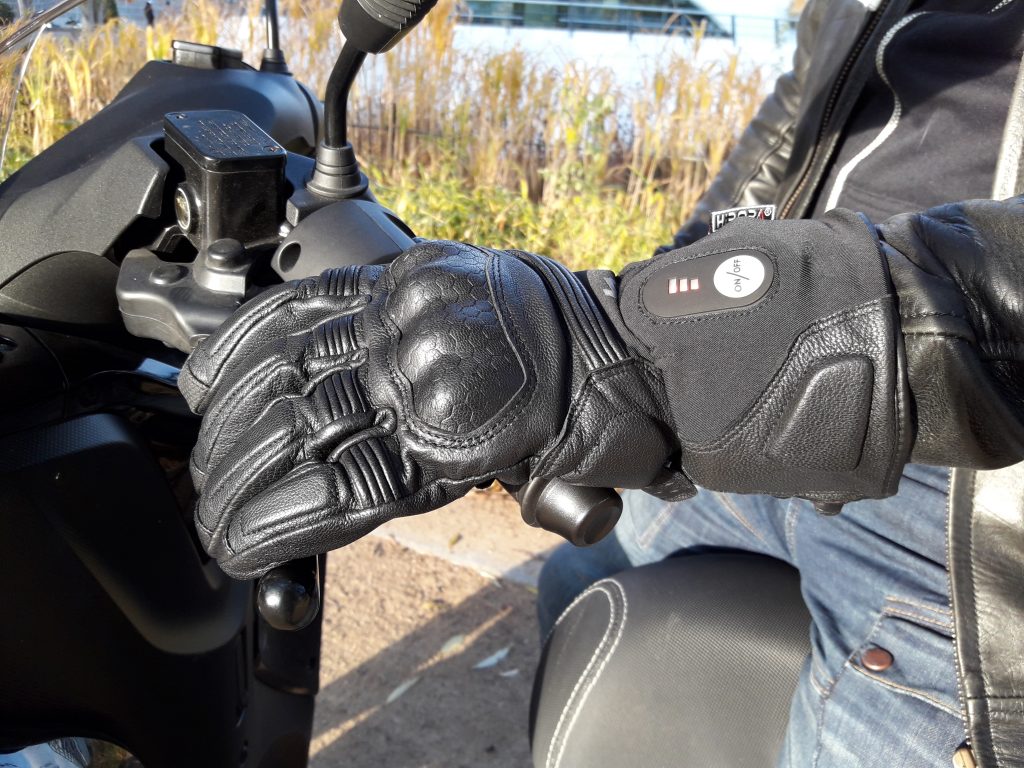 Les gants chauffants DXR Heatwaves affichent leurs protections, pour un look motard assumé