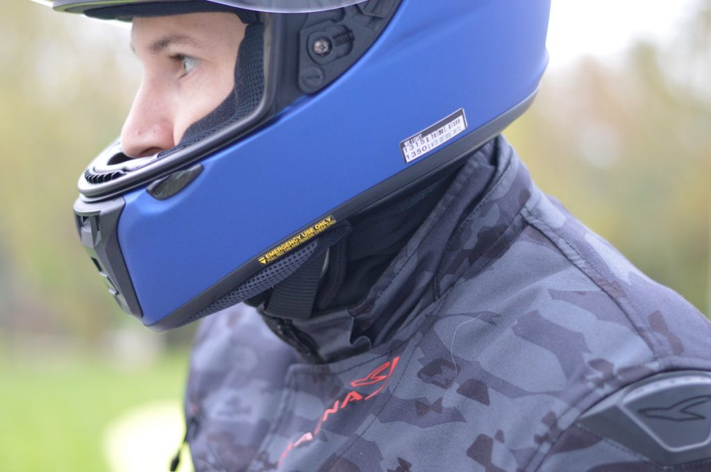 Fournie, la bavette de menton du casque Shoei RYD est très épaisse