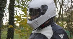 Écran solaire casque moto