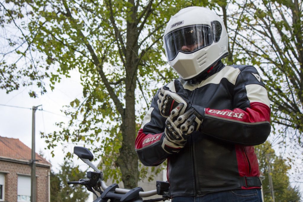 Un casque issu du monde de la compétition automobile