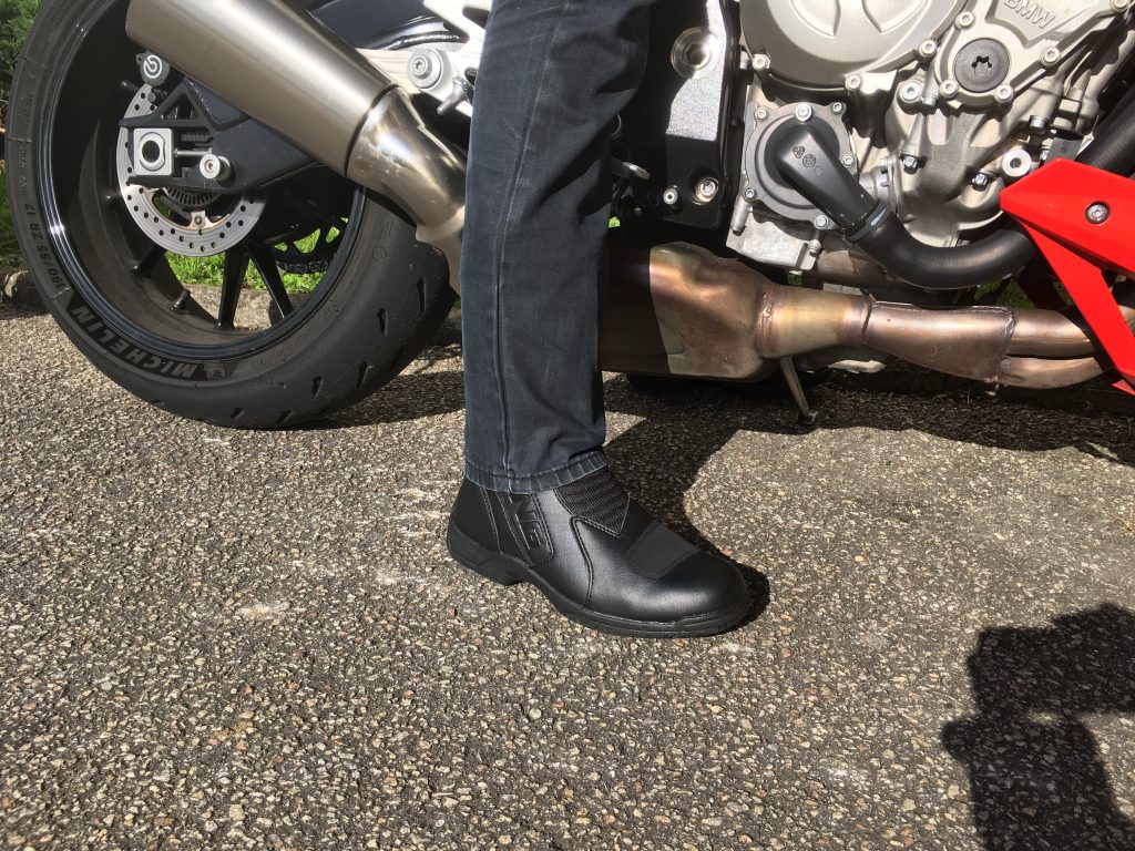 Vous pouvez  porter les bottes Bering X-Tourer sous votre pantalon