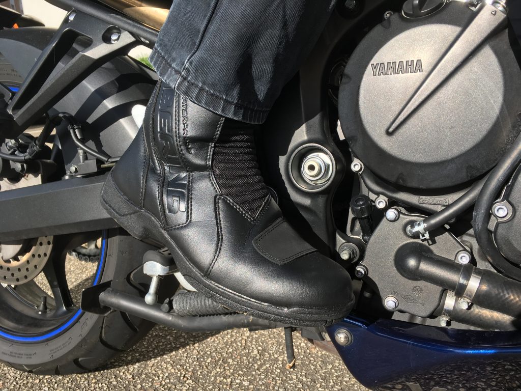 Bottes BERING X-Tourer, en position sur une moto GT.