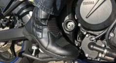 Bottes BERING X-Tourer, en position sur une moto GT.