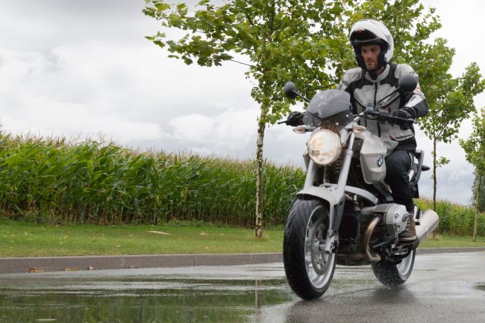 Escolhendo o equipamento de chuva certo para motocicleta