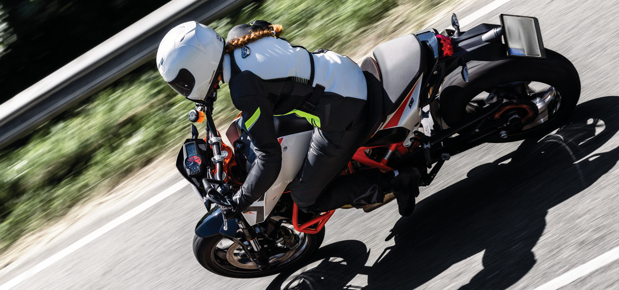 Une personne qui pose son casque de moto sur ça moto . il pleut et