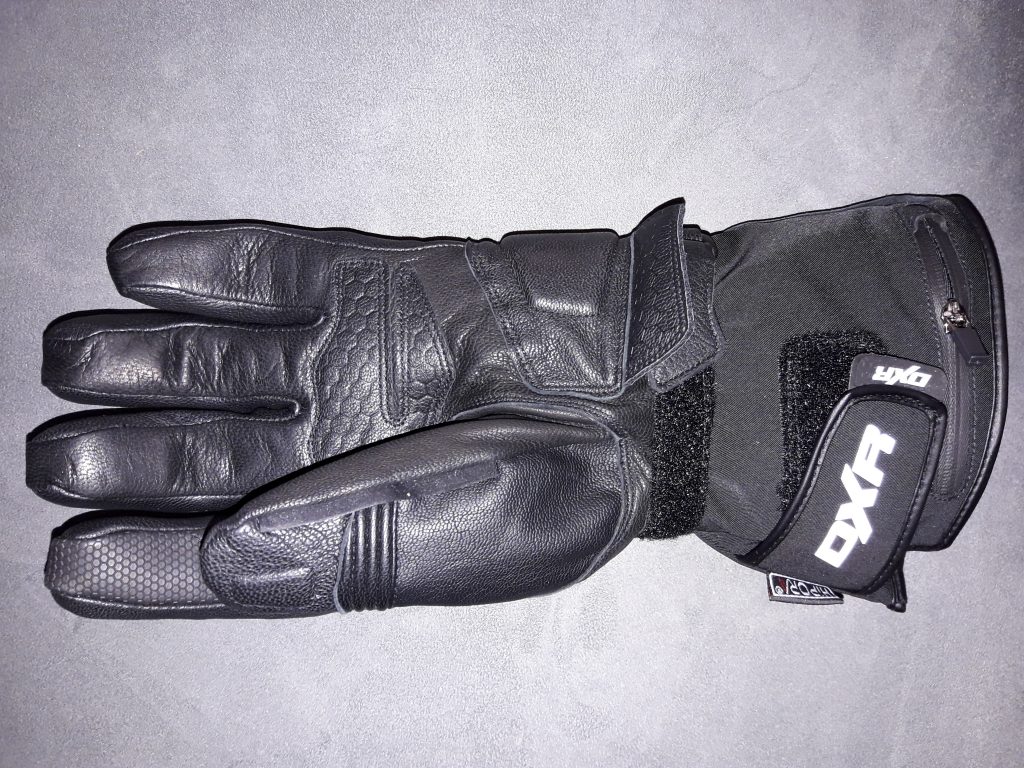 Le marquage réfléchissant des gants DXR Heatwaves est mis en valeur par le flash de l’appareil