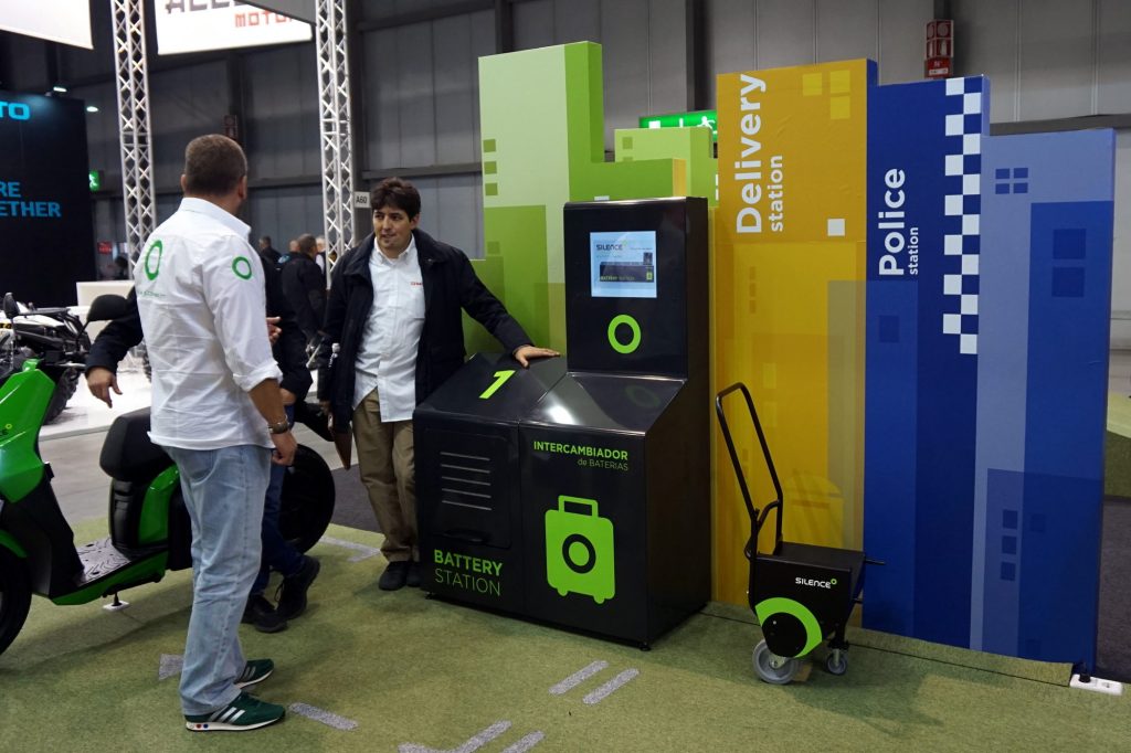 Exemple de station d’échange de batterie de moto électrique présentée sur le stand de Silence Urban Ecology