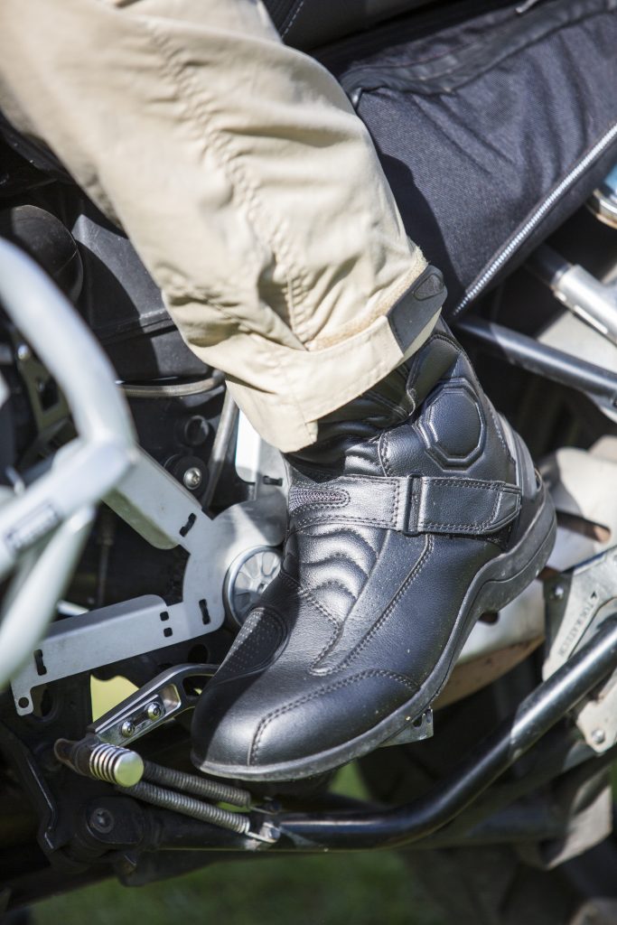 La finesse générale de la botte permet de la recouvrir sans problème d’un pantalon à coupe droite.