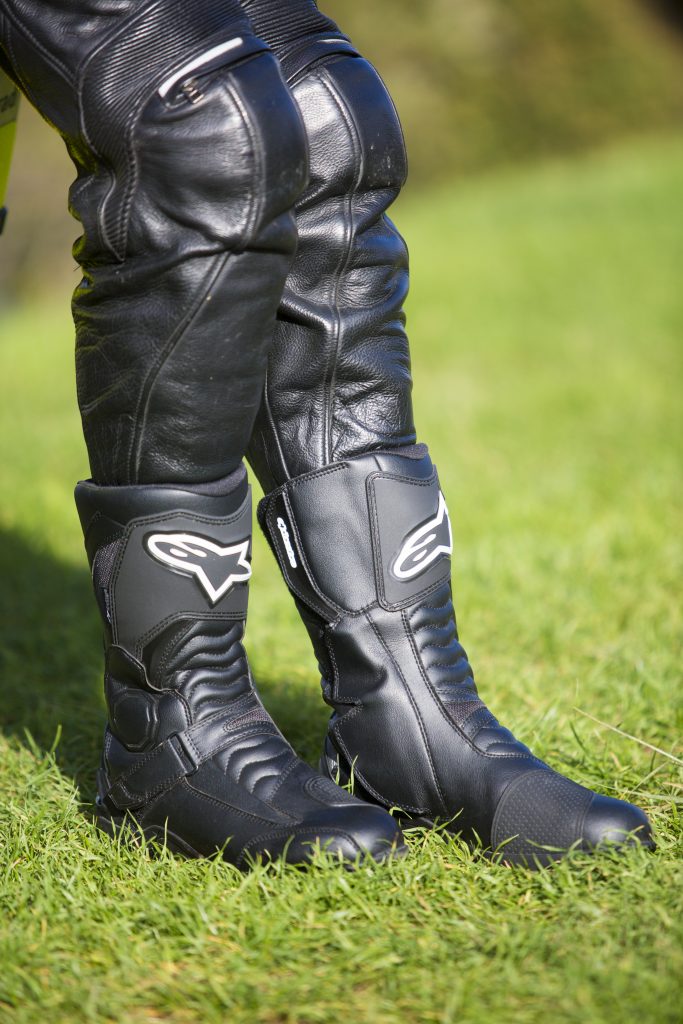 Ces bottes passent bien, sur la route comme sur un circuit, malgré l’absence de sliders.