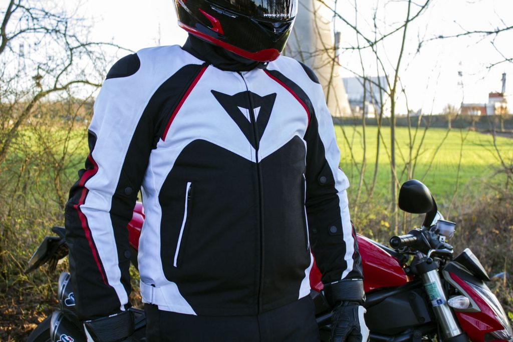 Essai du Dainese Hawker, un blouson toutes saisons adapté au look des machines sportives